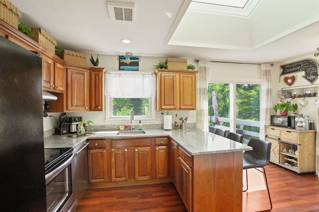 296 Black Rock Tpke, Redding, CT 06896 - kitchen featuring freestanding refrigerator, a peninsula, electric range, a breakfast bar, and dark wood-style floors