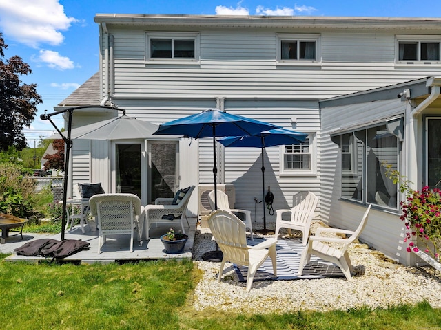 376 Glenwood Avenue Extension, Waterford, CT 06385 - back of property with a patio