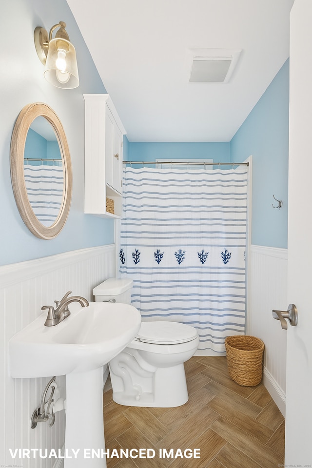 84 Hickory St, West Haven, CT 06516 - full bath with wainscoting and a shower with shower curtain