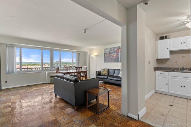 100 York St Unit 11B, New Haven, CT 06511 - living area featuring baseboards and a ceiling fan