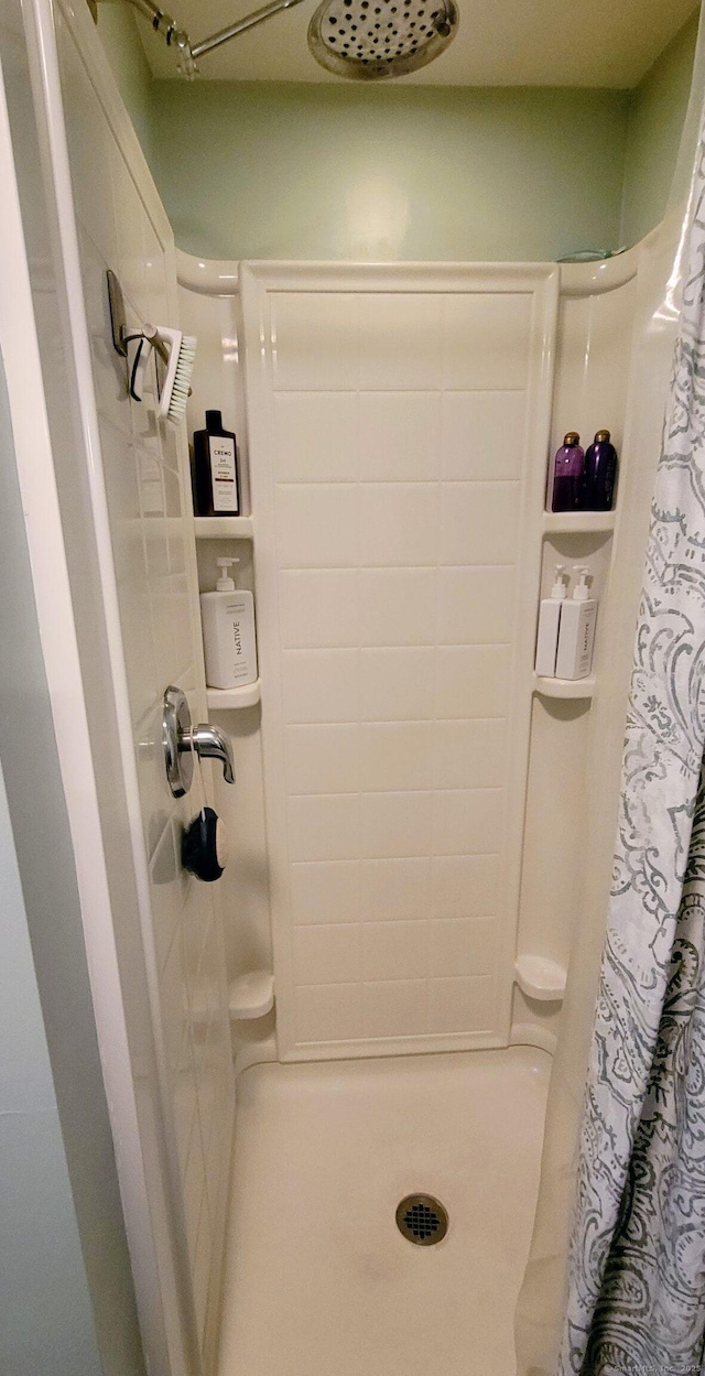 425 E Cotton Hill Rd, New Hartford, CT 06057 - bathroom featuring a shower with shower curtain