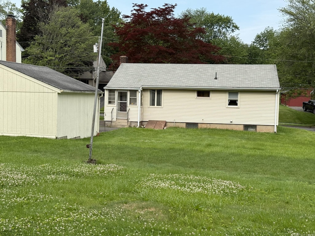 40 Garden Dr, Berlin, CT 06037 - rear view of property featuring a lawn
