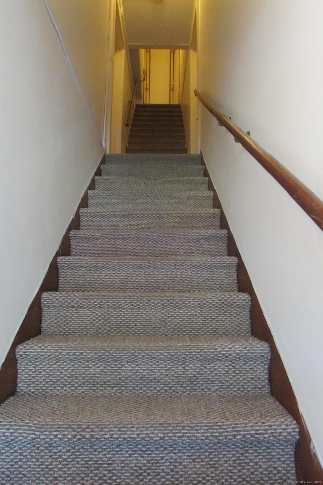 18 Hunters Ave, Norwich, CT 06380 - view of staircase