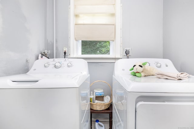 100 Chestnut Rd, Newington, CT 06111 - laundry room featuring independent washer and dryer