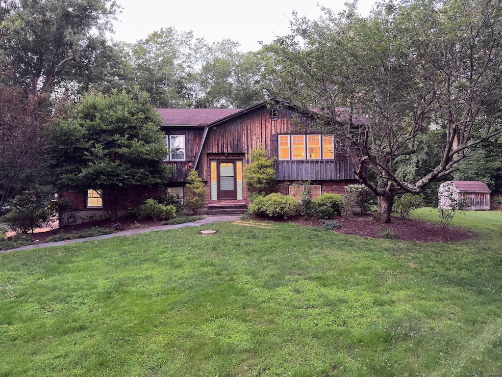 36 Elaine Dr, Southbury, CT 06488 - view of front facade featuring a front lawn