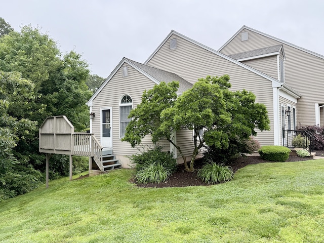 175 Berlin Ave Apt 31, Southington, CT 06489 - view of front of home featuring a front yard, roof with shingles, and a wooden deck