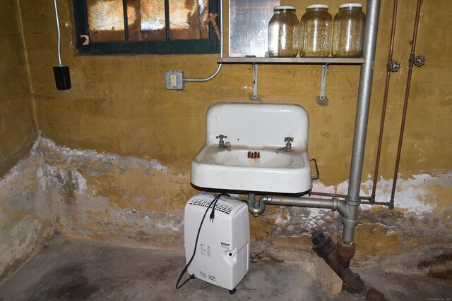 190 Victoria Rd, Hartford, CT 06114 - bathroom with concrete floors