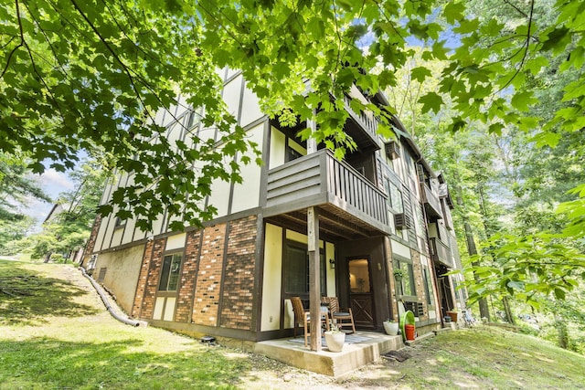8 Carlisle Ct Unit 8, Brookfield, CT 06804 - rear view of house featuring brick siding and a balcony