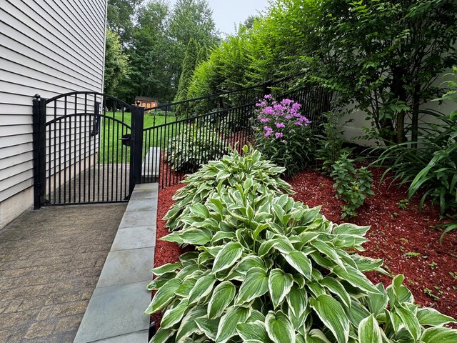 168 Cooper Ln, Hamden, CT 06514 - view of gate