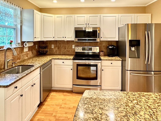 168 Cooper Ln, Hamden, CT 06514 - kitchen featuring stainless steel appliances, light wood-style flooring, crown molding, white cabinetry, and recessed lighting