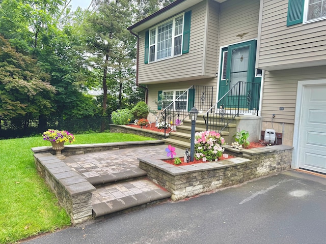 168 Cooper Ln, Hamden, CT 06514 - entrance to property with a garage and a yard