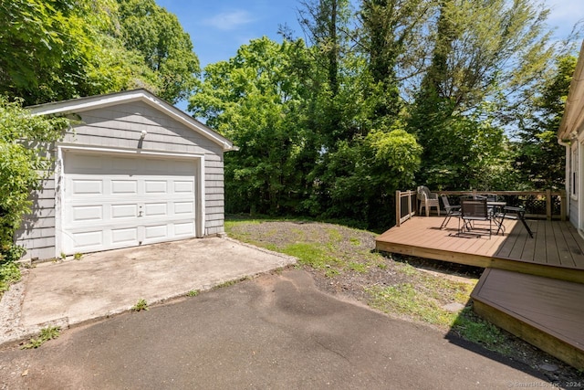 141 Cannon St, Hamden, CT 06518 - detached garage with concrete driveway