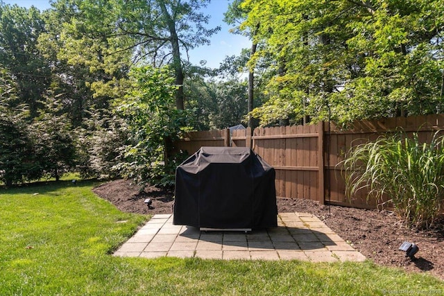2 Sunwoods Cir, Hamden, CT 06518 - view of yard with a patio