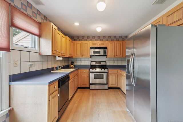 17 Brittania Dr Unit 17, Danbury, CT 06811 - kitchen featuring stainless steel appliances, light wood finished floors, dark countertops, and backsplash