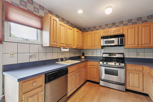 17 Brittania Dr Unit 17, Danbury, CT 06811 - kitchen with stainless steel appliances, light wood-style floors, decorative backsplash, dark countertops, and recessed lighting