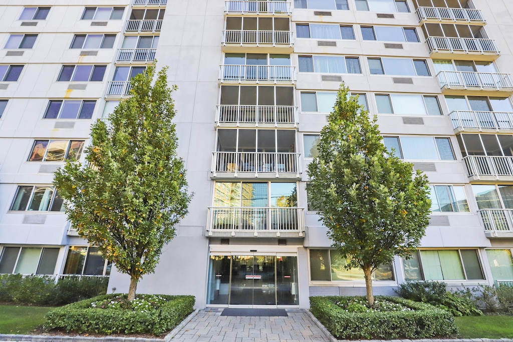 1 Strawberry Hill Ave Apt 5F, Stamford, CT 06902 - view of apartment building / complex