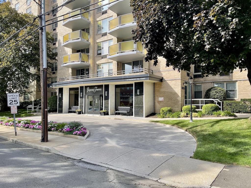 1 Strawberry Hill Ct Apt 2D, Stamford, CT 06902 - view of apartment building / complex
