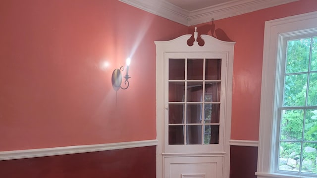 39 Windham Center Rd, Windham, CT 06280 - detailed view of crown molding