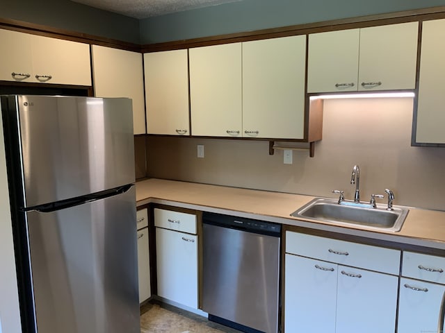 158 Webster Ct Unit 158, Newington, CT 06111 - kitchen featuring appliances with stainless steel finishes, light countertops, and white cabinets