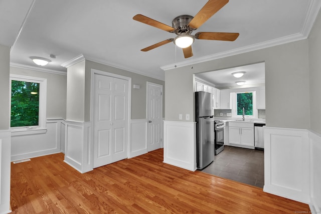 189 High Top Cir W Unit 189, Hamden, CT 06514 - kitchen with stainless steel appliances, wood finished floors, white cabinetry, light countertops, and wainscoting