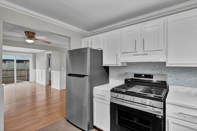 189 High Top Cir W Unit 189, Hamden, CT 06514 - kitchen featuring stainless steel appliances, under cabinet range hood, ornamental molding, white cabinetry, and decorative backsplash