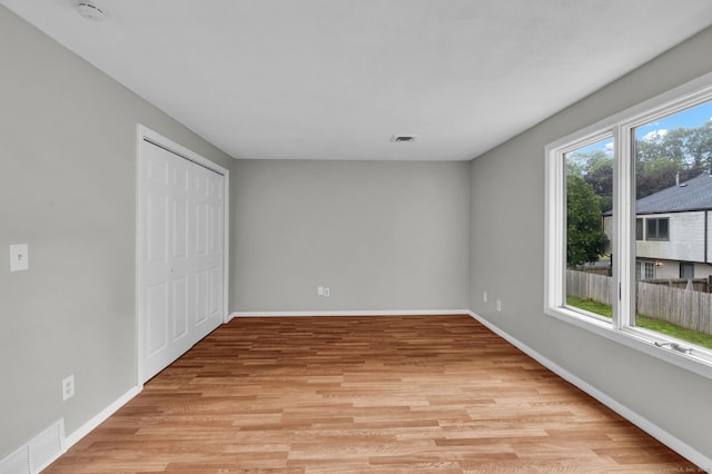 189 High Top Cir W Unit 189, Hamden, CT 06514 - unfurnished bedroom featuring light wood finished floors and a closet