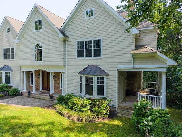 275 Chestnut Grv, Guilford, CT 06437 - traditional-style house featuring a front lawn and a shingled roof