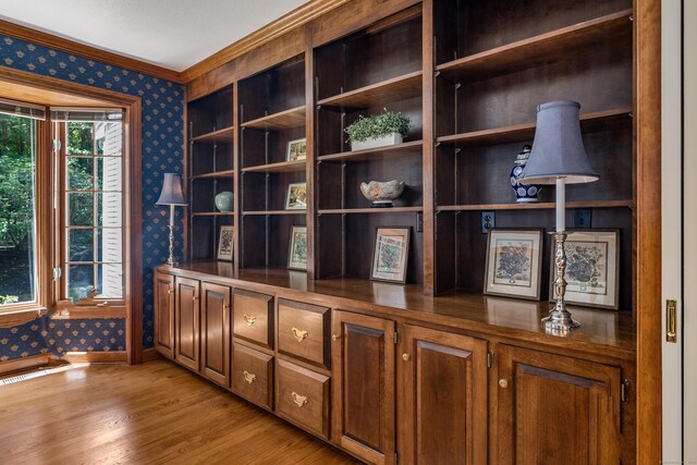 5 Billingsgate, Avon, CT 06001 - detailed view of wallpapered walls, ornamental molding, and wood finished floors