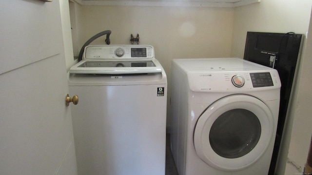 195 E Pearl St, Torrington, CT 06790 - laundry area featuring washer and dryer