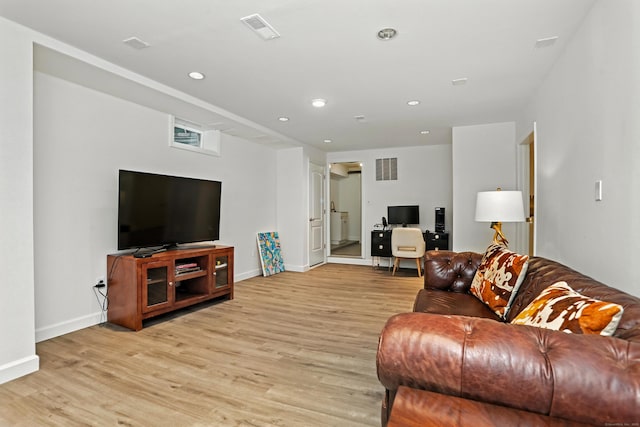 566 Hoyt St, Darien, CT 06820 - living area featuring light wood-type flooring and recessed lighting