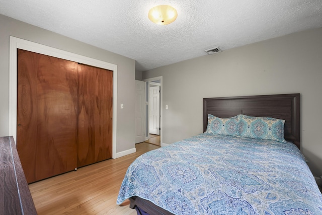 32 Butternut Ridge Rd, Waterbury, CT 06706 - bedroom with wood finished floors, a textured ceiling, and a closet