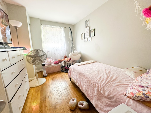 305 Mill Rock Rd Unit 305, Hamden, CT 06517 - bedroom featuring light wood finished floors and baseboards