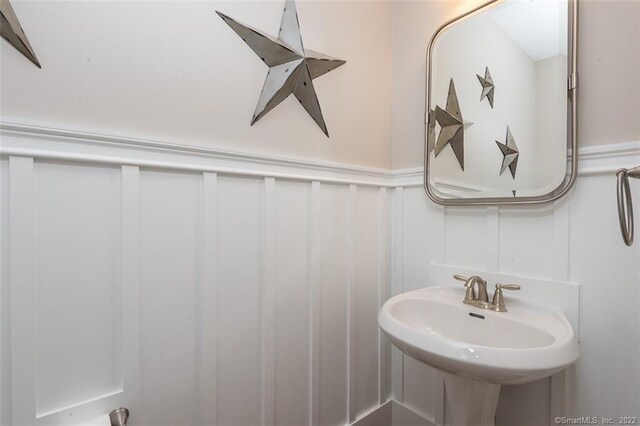 120 Yorkshire Ct Unit 120, Farmington, CT 06032 - bathroom with a decorative wall and wainscoting