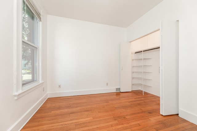 48 Livingston St, New Haven, CT 06511 - unfurnished bedroom featuring light wood finished floors, multiple windows, and a closet