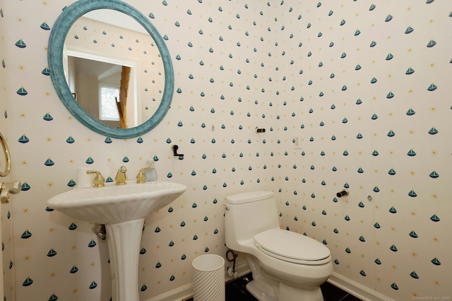 73 Harbour View Pl Unit 73, Stratford, CT 06615 - bathroom featuring baseboards and wallpapered walls