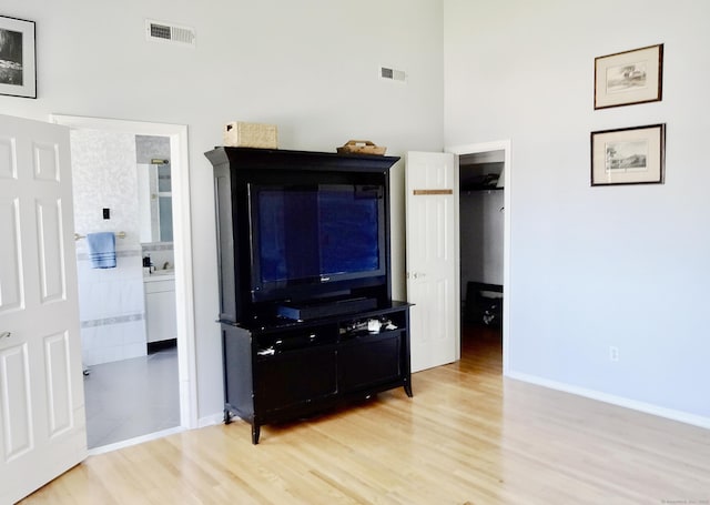 73 Harbour View Pl Unit 73, Stratford, CT 06615 - living area featuring light wood-style flooring and a towering ceiling