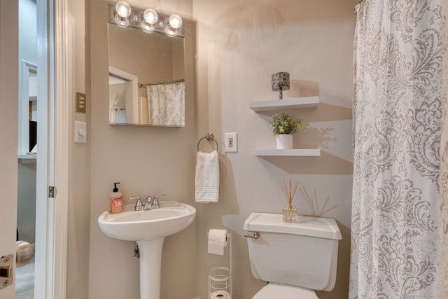 33 Langdon Ct Apt Cl4, Berlin, CT 06037 - bathroom with toilet and curtained shower