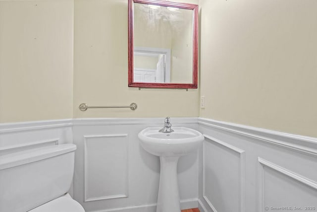 9 Meadowview Ct Unit 9, Canton, CT 06019 - bathroom featuring wainscoting and a decorative wall