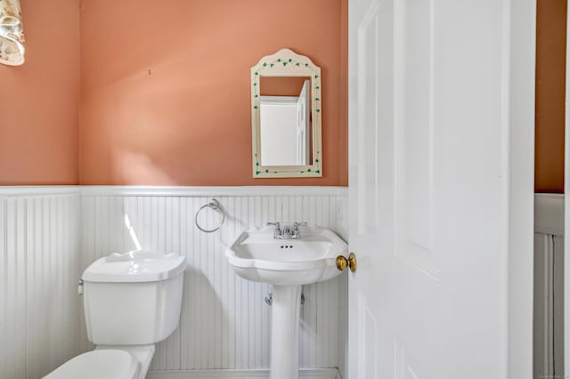 90 Chamberlain Dr, Shelton, CT 06484 - bathroom featuring wainscoting and a decorative wall