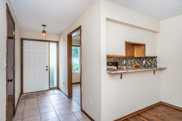 80 Copper Beech Dr Unit 80, Rocky Hill, CT 06067 - entryway featuring baseboards