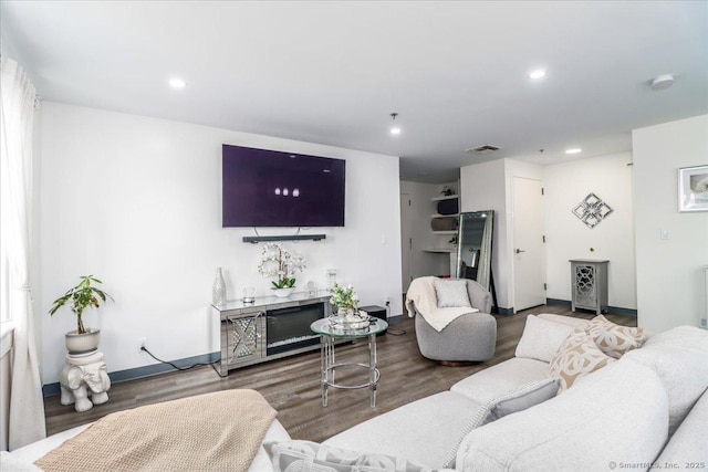 59 Courtland Ave Apt 3Q, Stamford, CT 06902 - living area with wood finished floors and recessed lighting