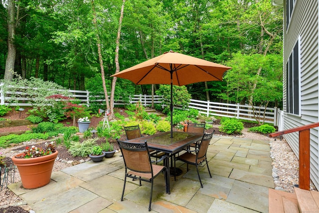 7 Concord Ct Unit 7, Southbury, CT 06488 - fenced backyard featuring a patio and outdoor dining space