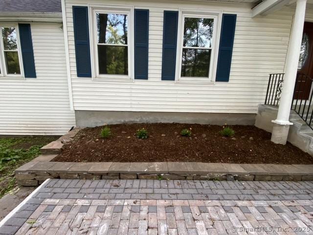545 Simsbury Rd, Bloomfield, CT 06002 - view of side of home