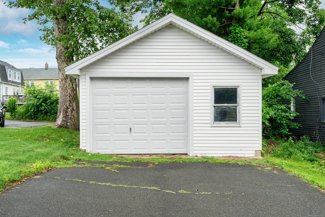 546 S Quaker Ln, West Hartford, CT 06110 - detached garage with asphalt driveway