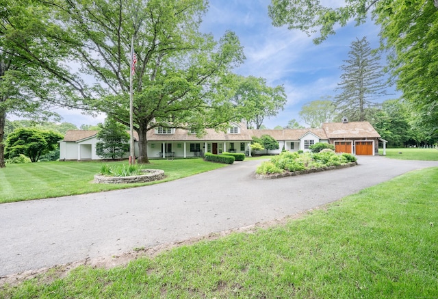 509 Main St N, Woodbury, CT 06798 - ranch-style house with an attached garage, driveway, and a front lawn