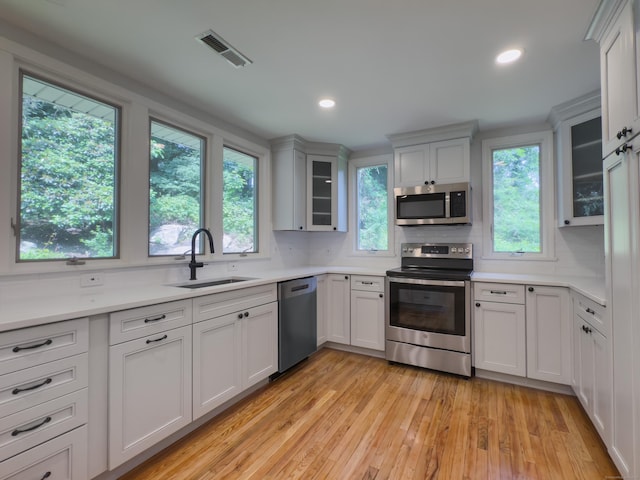 6 Jeffro Dr, Ridgefield, CT 06877 - kitchen with stainless steel appliances, light wood-style flooring, tasteful backsplash, light countertops, and recessed lighting