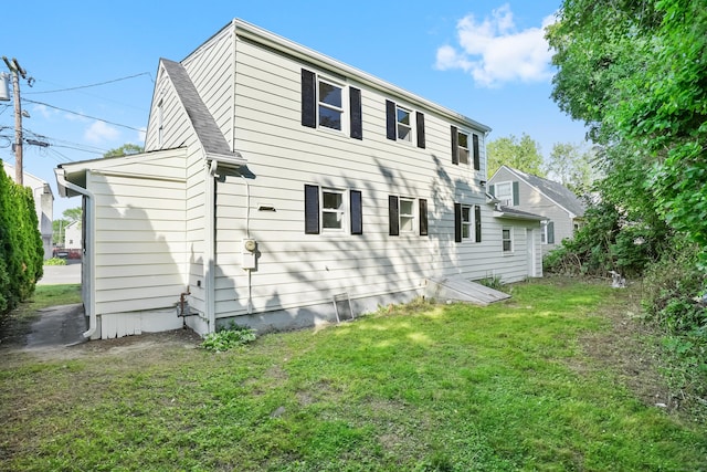 24 S Ave, Danbury, CT 06810 - back of house with a lawn