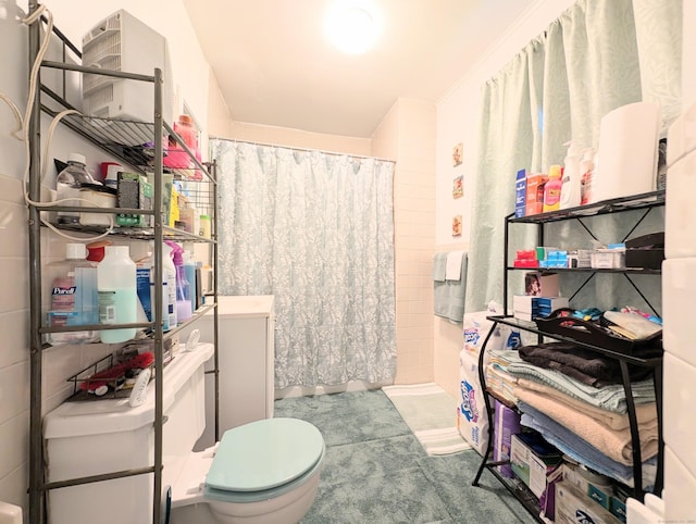 901 William St Apt B, Bridgeport, CT 06608 - bathroom featuring curtained shower