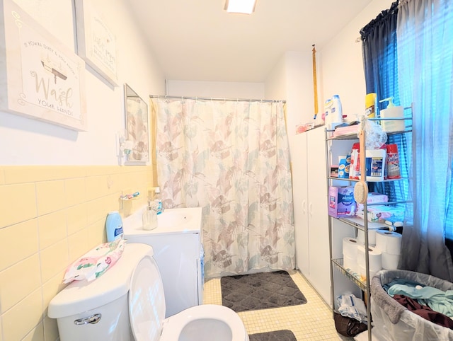 901 William St Apt D, Bridgeport, CT 06608 - full bath featuring tile walls, tile patterned flooring, vanity, and a shower with shower curtain