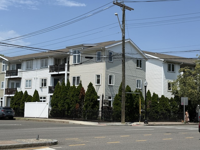 3250 Fairfield Ave Apt 100, Bridgeport, CT 06605 - view of side of property